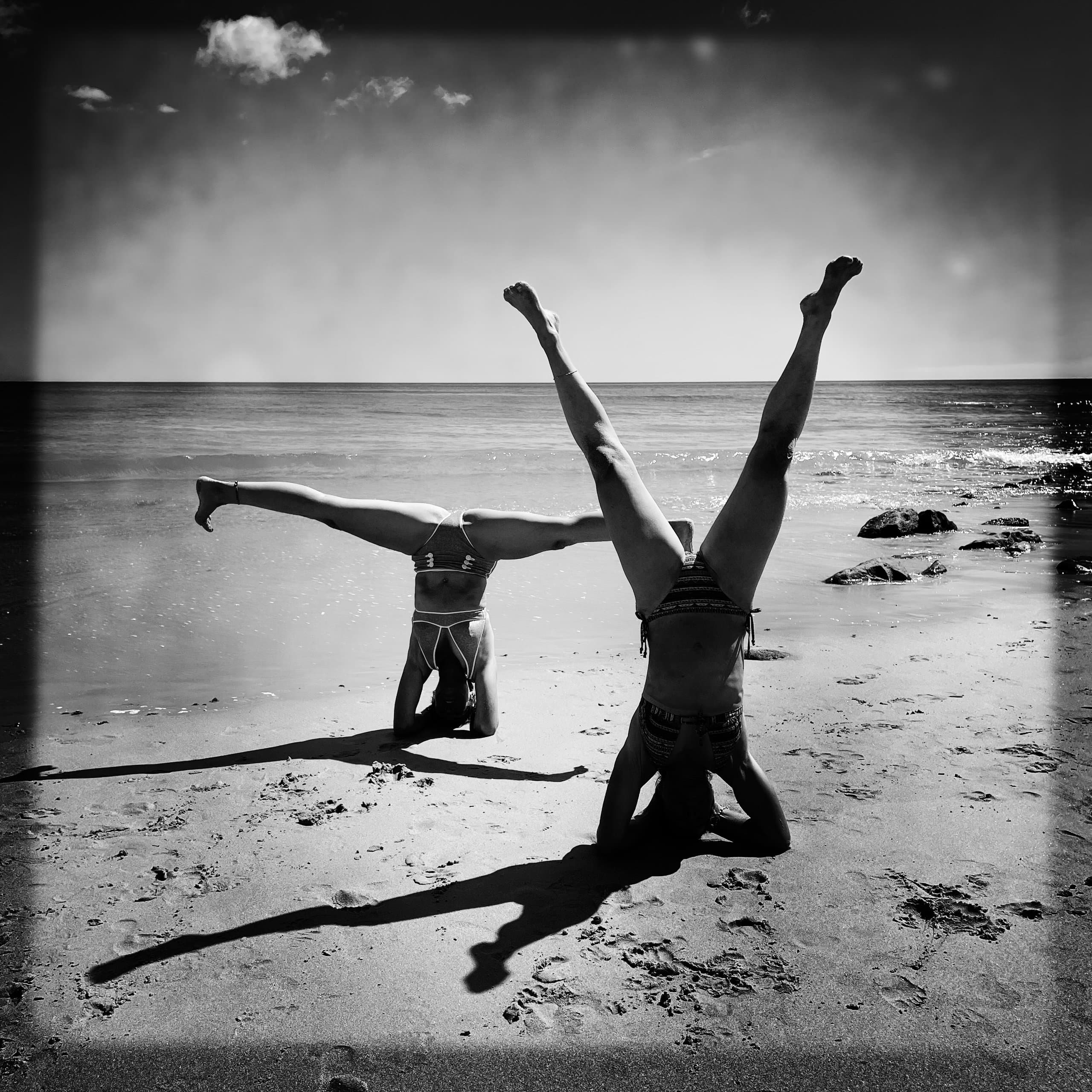 Handstand am Strand — Freude an der Bewegung
